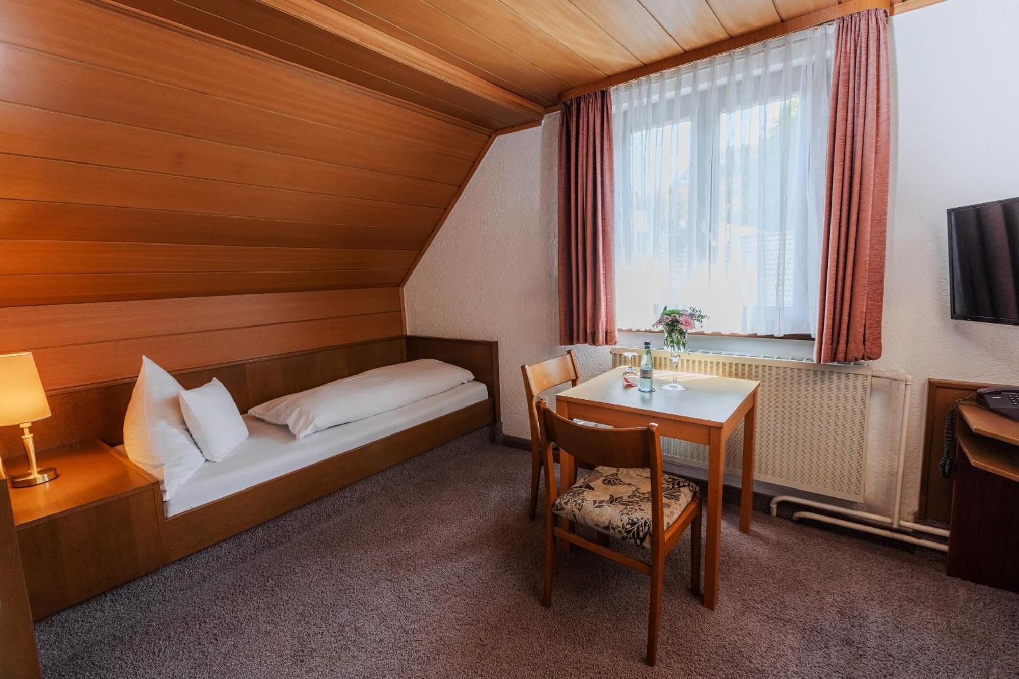 Landgasthof Zur Linde Heimbuchenthal Luaran gambar